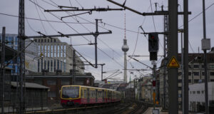 Полицаи простреляха в метрото на Берлин мъж, който уби с нож друг човек
