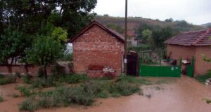 Пороен дъжд валя в област Монтана и наводни къщи и дворове