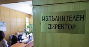 Медии чакат пред кабинета на изпълнителния директор на "Метрополитен" в централата на дружеството, където трябва да се проведе заседанието на съвета на директорите