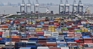 Представители на администрацията на Тръмп с противоречиви послания относно евентуални преговори с Китай за митата, посочва Ройтерс