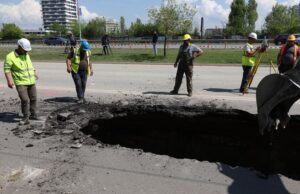 Пропаднало е част от пътното платно на бул. "Цариградско шосе" в София, взети са мерки за възстановяването на терена