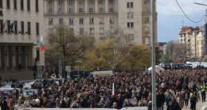 Протестиращите с искане за правова и европейска държава блокираха движението по "Орлов мост" и част от булевард "Цар Освободител" в София
