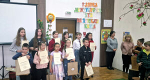 Регионалната библиотека в Търговище отличи участници в конкурс за рисунка, посветен на 220 години от рождението на Андерсен