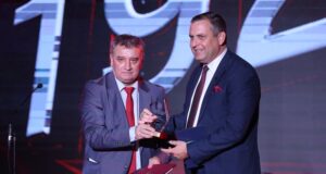 Ректорът на УНСС присъди специални награди за инвестиция в благоприятни условия за бизнеса на церемонията "Администрация на годината"