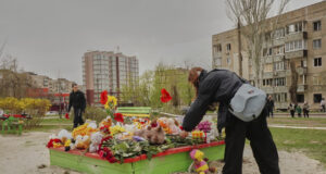 Цветя и играчки са оставени на детска площадка в украинския град Кривой Рог в памет на жертвите на руския ракетен удар, 5 април 2025 г.