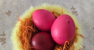 С масово боядисване на яйца в петричкото село Генерал Тодоров се приготвят за Великден