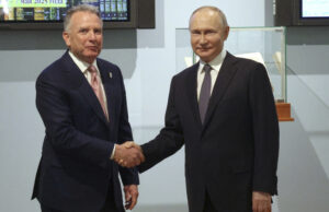 Руският президент Владимир Путин и специалният пратеник на САЩ Стив Уиткоф се ръкуват преди срещата си в Санкт Петербург