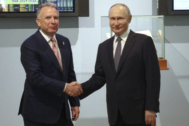 Руският президент Владимир Путин и специалният пратеник на САЩ Стив Уиткоф се ръкуват преди срещата си в Санкт Петербург