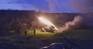 Сражаващите се в Украйна бойци, за които се твърди, че са от китайски произход, са наемници, съобщава Ройтерс