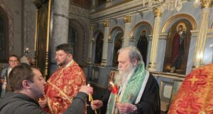 Стотици плевенчани и гости на града посрещнаха Възкресение Христово пред храм „Света Параскева“