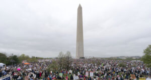Стотици хиляди души протестираха под наслова "Долу ръцете!" срещу президента Тръмп и Мъск на над 1200 места във всички американски щати