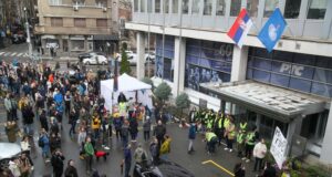 Студенти протестираха пред сградата на сръбската национална телевизия