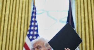 Тръмп планира създаване на запаси от метали, добити от дъното на Тихия океан, като ход срещу Китай, пише "Файненшъл таймс"