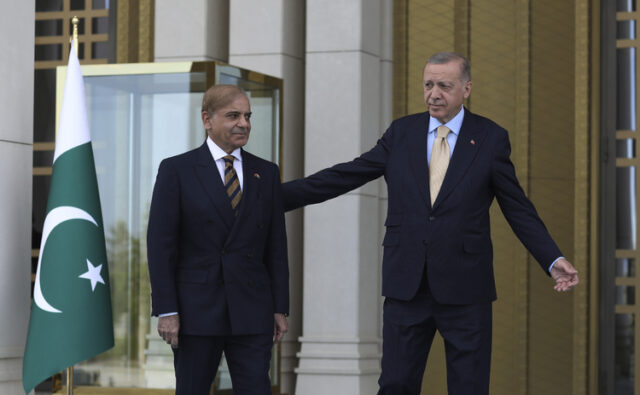 Турският президент Реджеп Тайип Ердоган и пакистанският премиер Шехбаз Шариф обсъдиха двустранните отношения в Анкара