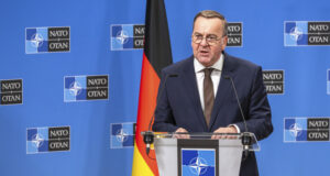 Украйна не бива да приема предложението на САЩ за спиране на огъня с Русия, защото то е равносилно на капитулация, каза Писториус