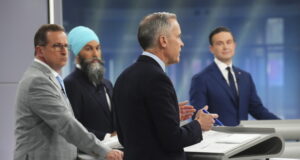 Управляващите блокират разработването на природните ресурси на Канада, заяви опозиционният лидер на премиера в първите предизборни дебати