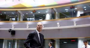 Франция е напът да не понижи бюджетния си дефицит на фона на по-високите мита върху вноса в САЩ, посочва Ройтерс