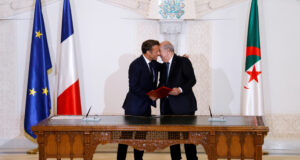 Френският външен министър е на посещение в Алжир с цел подобряване на двустранните отношения
