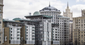 Френският посланик в Москва беше извикан във външното министерство, след като рускиня беше задържана за кратко във Франция