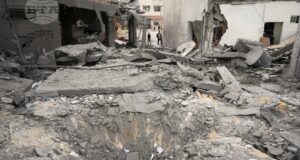 Кратер след израелски удар, нанесен днес в Дейр ал Балах