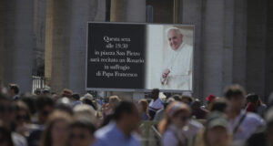 Хиляди събират във Ватикана за публична молитва за покойния папа Франциск