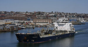 Цените на петрола се понижават в отговор на митата на Тръмп