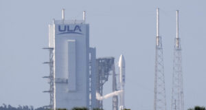 „Амазон“ изстреля първите си интернет сателити от програма, конкурираща „Старлинк“ на Илон Мъск