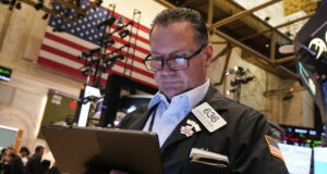 И трите основни индекса на Уолстрийт приключиха със спад последния ден от работната седмица