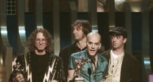 R.E.M. преиздаде дебютния си сингъл в подкрепа на Радио Свободна Европа