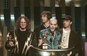 R.E.M. преиздаде дебютния си сингъл в подкрепа на Радио Свободна Европа
