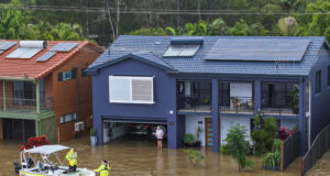 Австралия изпраща с хеликоптери храна за животни на фермерите, блокирани при наводненията