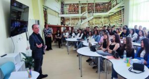 Актьорът Димитър Маринов гостува в Гоце Делчев по покана на Природо-математическата гимназия