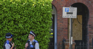 Британската полиция арестува втори заподозрян във връзка с палежи на имоти, свързани с премиера Стармър