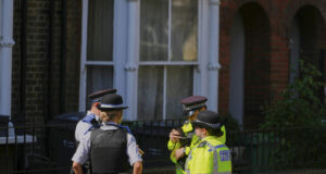 Британската полиция обвини трима иранци в рамките на разследване за борба с тероризма