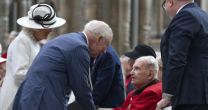 Британският крал положи венец в памет на войниците, загинали през Втората световна война