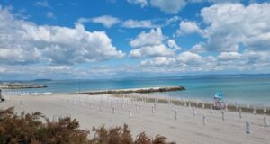 Българските плажове и пристанища със "Син флаг" за Лято 2025
                                                                                                Източният плаж в Поморие за поредна година е носител на наградата "Син флаг"