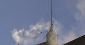 Бял дим се издига от Сикстинската капела