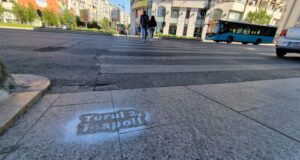 В деня, в който румънците избират президент на първи тур, Букурещ осъмна с надписи "Върнете втори тур"