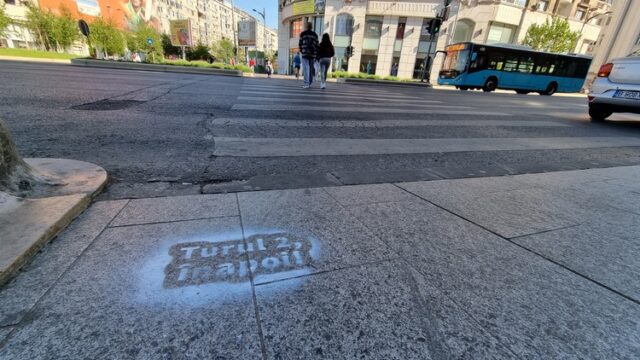 В деня, в който румънците избират президент на първи тур, Букурещ осъмна с надписи "Върнете втори тур"