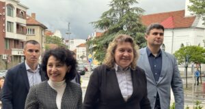 Вековният юбилей на Иван-Милевата "Ахинора" събра сто успели жени от Казанлък в местната Художествена галерия