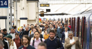 Великобритания започна ренационализация на жп услугите