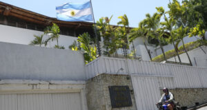 Венецуелски опозиционери пристигнаха в САЩ след година в аржентинското посолство, днес във Венецуела се провеждат избори