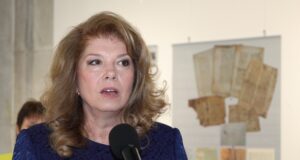 Вицепрезидентът Илияна Йотова откри изложбата "Азбука и история" в Регионалната библиотека "Стилиян Чилингиров" в Шумен