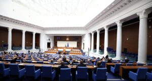 Вицепремиерът Гроздан Караджов и още осем министри се очаква да отговарят на депутатски въпроси днес