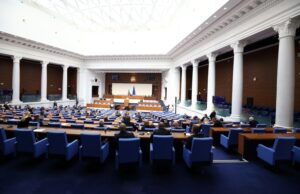 Вицепремиерът Гроздан Караджов и още осем министри се очаква да отговарят на депутатски въпроси днес