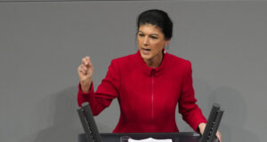 Водачката на лява популистка партия Сара Вагекнехт разкритикува определянето на "Алтернатива за Германия" като екстремистка организация