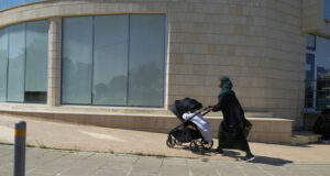 Все повече нелегални мигранти пристигат в Кипър с документи от работодатели