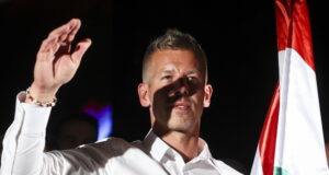 Да сложим край на омразата и да излекуваме раните, призова унгарски опозиционен лидер, който стигна пеша до Румъния