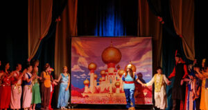 Десетки деца и възрастни гледаха премиерно приказката „Аладин“ на детско-юношеската театрална школа в Самоков