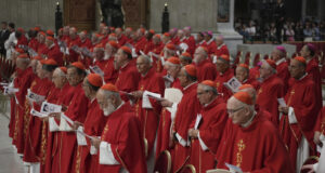 Кардиналите присъстват на литургия в базиликата "Свети Петър" във Ватикана